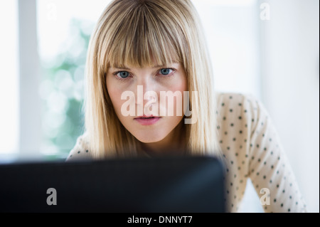 Designerinnen arbeiten am computer Stockfoto