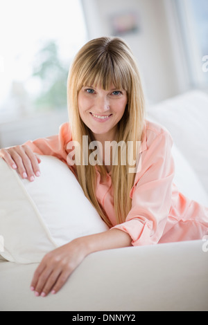 Porträt der Frau sitzt auf dem sofa Stockfoto