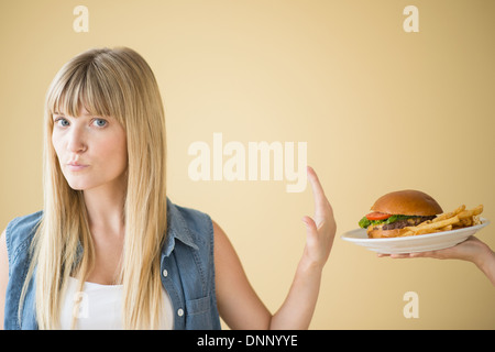 Porträt der Frau, die Ablehnung der Hamburger, die ihr angeboten wird Stockfoto