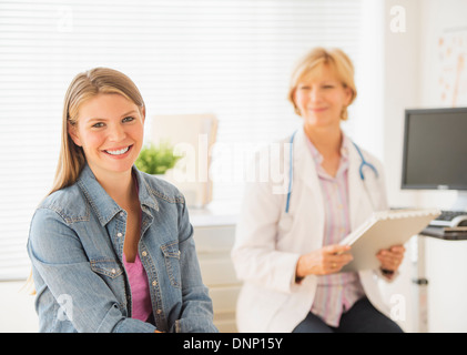 Porträt der jungen Frau Gastarzt Stockfoto