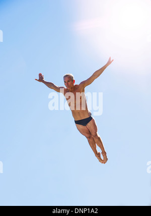 Sportliche Schwimmer der Luft gegen blauen Himmel Stockfoto