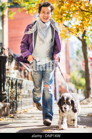 USA, New Jersey, Jersey City, Teenage boy(16-17) Wandern mit Hund Stockfoto