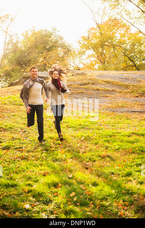 USA, New York State, New York City, paar im Central Park laufen Stockfoto