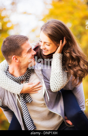 USA, New York City, Central Park, Mann Schweinchen zurück Fahrt zur Frau im park Stockfoto