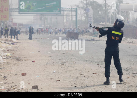 Phnom Penh, Kambodscha. 3. Januar 2014. Eine kambodschanische militärische Polizei eröffnet das Feuer auf Kleidungsstück Streikenden in Phnom Penh, Kambodscha, 3. Januar 2014. Die kambodschanische Polizei am Freitagmorgen eröffnete das Feuer auf Arbeiter, die am Rande der Hauptstadt Phnom Penh, verlassen drei Tote und mehrere verletzte protestierten, Polizei bestätigt. Bildnachweis: Phearum/Xinhua/Alamy Live-Nachrichten Stockfoto