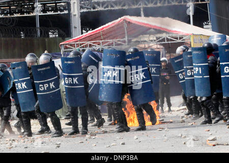 Phnom Penh, Kambodscha. 3. Januar 2014. Kambodschanische Polizei starten Durchgreifen auf Kleidungsstück Stürmer in Phnom Penh, Kambodscha, 3. Januar 2014. Die kambodschanische Polizei am Freitagmorgen eröffnete das Feuer auf Arbeiter, die am Rande der Hauptstadt Phnom Penh, verlassen drei Tote und mehrere verletzte protestierten, Polizei bestätigt. Bildnachweis: Phearum/Xinhua/Alamy Live-Nachrichten Stockfoto