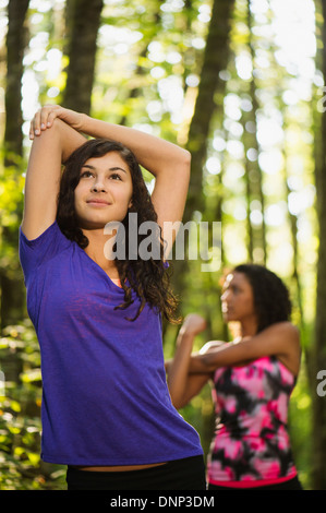 USA, Oregon, Portland, zwei junge Frauen dehnen Stockfoto