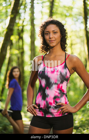 USA, Oregon, Portland, zwei junge Frauen, die Ausübung Stockfoto