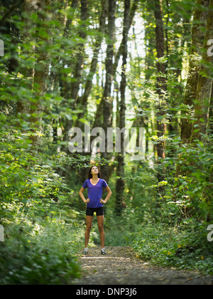 USA, Oregon, Portland, junge Frauen, die Ruhe im Wald Stockfoto