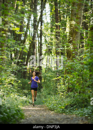 USA, Oregon, Portland, junge Frauen, die Joggen im Wald Stockfoto