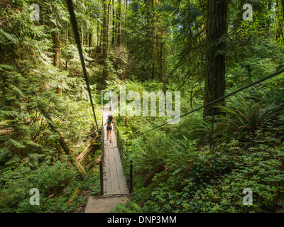 USA, Oregon, Portland, Rückansicht des jungen Frau Joggen im Wald Stockfoto