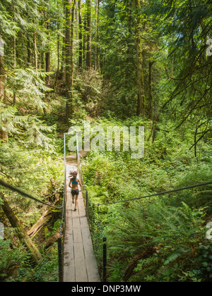 USA, Oregon, Portland, Rückansicht des jungen Frau Joggen im Wald Stockfoto