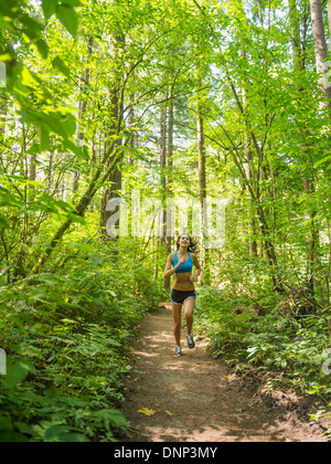 USA, Oregon, Portland, junge Frau Joggen im Wald Stockfoto