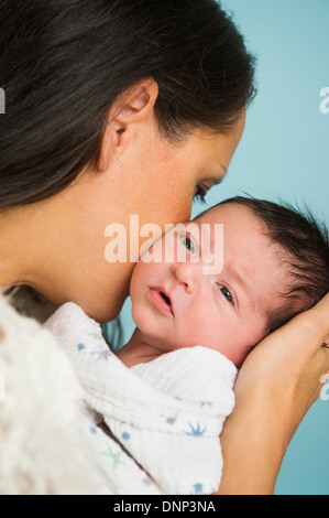 Porträt der Mutter halten neugeborenes baby (0-11 Monate) Stockfoto