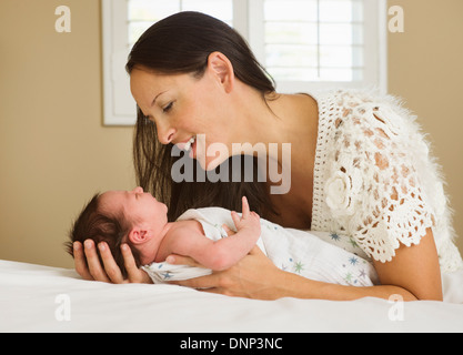 Porträt der Mutter halten neugeborenes baby (0-11 Monate) Stockfoto