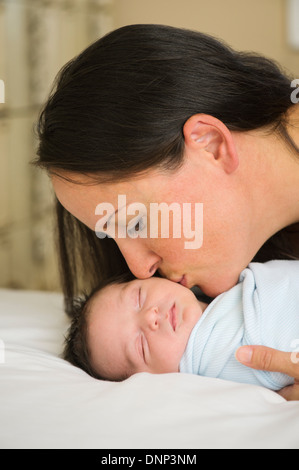 Porträt der Mutter küssen neugeborenes baby (0-11 Monate) Stockfoto