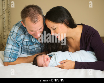 Porträt der Familie mit Neugeborenen Baby Boy (0-11 Monate) Stockfoto