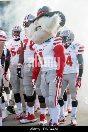 Dallas, Texas, USA. 1. Januar 2014:. UNLV Maskottchen Hey Reb bereitet, während die 2014 Herz von Dallas Schale Fußball-Spiel zwischen der Universität Las Vegas Nevada Rebellen und der North Texas bedeuten Green Eagles Cotton Bowl Stadium in Dallas, Texas zu führen, aus. . Bildnachweis: Cal Sport Media/Alamy Live-Nachrichten Stockfoto