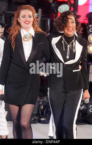 Caroline Hjelt und Aino Jawo Icona Pop Höchstleistungen der Silvester 2014 Feier auf dem Times Square am 31. Dezember 2013 in New York City Stockfoto