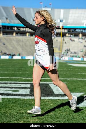 Dallas, Texas, USA. 1. Januar 2014:. UNLV Cheerleader in action.during die 2014 Herz von Dallas Bowl Football-Spiel zwischen der Universität Las Vegas Nevada Rebellen und der North Texas bedeuten Green Eagles Cotton Bowl Stadium in Dallas, Texas. Bildnachweis: Cal Sport Media/Alamy Live-Nachrichten Stockfoto