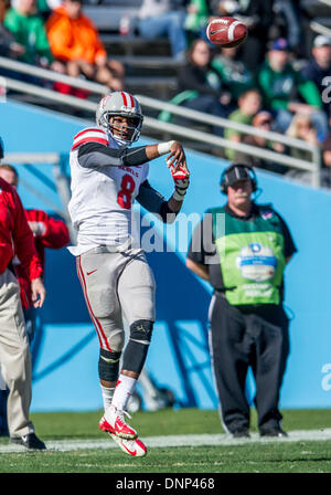 Dallas, Texas, USA. 1. Januar 2014:. UNLV Rebels Quarterback Caleb Herring (8) rollt, wie er downfield während 2014 Herz von Dallas Bowl Football-Spiel zwischen der Universität Las Vegas Nevada Rebellen und der North Texas bedeuten Green Eagles Cotton Bowl Stadium in Dallas, Texas aussieht. Bildnachweis: Cal Sport Media/Alamy Live-Nachrichten Stockfoto