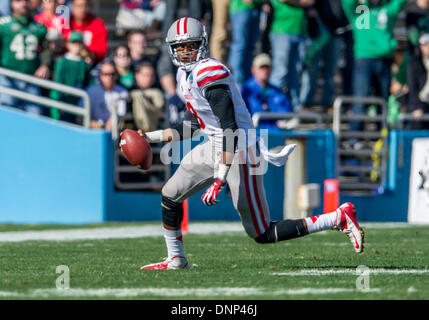 Dallas, Texas, USA. 1. Januar 2014:. UNLV Rebels Quarterback Caleb Herring (8) rollt, wie er downfield während 2014 Herz von Dallas Bowl Football-Spiel zwischen der Universität Las Vegas Nevada Rebellen und der North Texas bedeuten Green Eagles Cotton Bowl Stadium in Dallas, Texas aussieht. Bildnachweis: Cal Sport Media/Alamy Live-Nachrichten Stockfoto