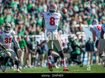 Dallas, Texas, USA. 1. Januar 2014:. UNLV Rebels Quarterback Caleb Herring (8) übergibt die ball.during 2014 Herz von Dallas Bowl Football-Spiel zwischen der Universität Las Vegas Nevada Rebellen und die North Texas bedeutet grün Adler bei Cotton Bowl Stadium in Dallas, Texas. Bildnachweis: Cal Sport Media/Alamy Live-Nachrichten Stockfoto