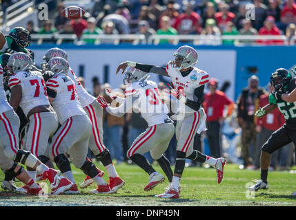 Dallas, Texas, USA. 1. Januar 2014:. UNLV Rebels Quarterback Caleb Herring (8) übergibt die ball.during 2014 Herz von Dallas Bowl Football-Spiel zwischen der Universität Las Vegas Nevada Rebellen und die North Texas bedeutet grün Adler bei Cotton Bowl Stadium in Dallas, Texas. Bildnachweis: Cal Sport Media/Alamy Live-Nachrichten Stockfoto