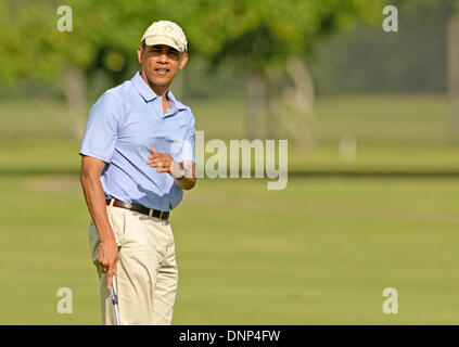 Kaneohe, Hawaii, USA. 2. Januar 2014. US-Präsident Barack Obama reiht sich seinen Putt auf der 2. grüne beim Golfen mit Premierminister John Key von Neuseeland auf der Marine Corps Base Hawaii Kaneohe Klipper Golf Course, Kaneohe, Hawaii, USA, 2. Januar 2014. Bildnachweis: Cory Lum / Pool über CNP Credit: Dpa picture-Alliance/Alamy Live News Stockfoto