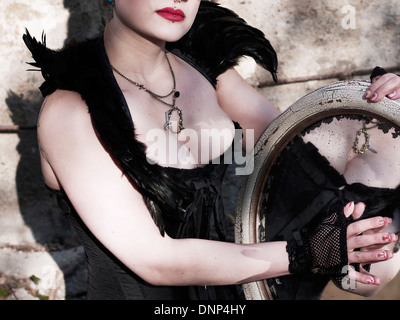 Junge Frau trägt Steampunk Kleidung, viktorianischen Stil Stockfoto