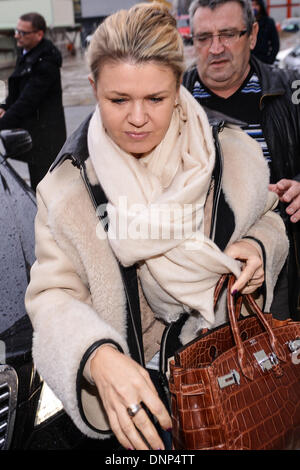 Grenoble, Frankreich. 3. Januar 2014. Corinna Schumacher, Frau des pensionierten deutschen Formel1 Rennfahrer Michael Schumacher, kommt am "Centre Hospitalier Universitaire" (CHU) Hospital in Grenoble, in der Nähe von den französischen Alpen, Frankreich, 3. Januar 2014. Ehemaliger Formel ein deutscher Rennfahrer Michael Schumacher ist immer noch in einem kritischen Zustand, nachdem er Notoperation unterzog sich nach seiner Zulassung im Koma mit einem Schädel Trauma nach einem Skiunfall in Meribel, laut Krankenhaus in Grenoble. Foto: DAVID EBENER/Dpa/Alamy Live News Stockfoto