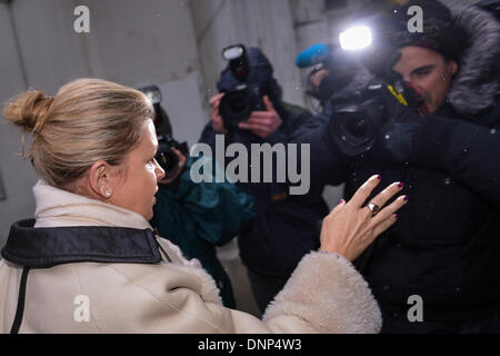 Grenoble, Frankreich. 3. Januar 2014. Corinna Schumacher, Frau des pensionierten deutschen Formel1 Rennfahrer Michael Schumacher, kommt am "Centre Hospitalier Universitaire" (CHU) Hospital in Grenoble, in der Nähe von den französischen Alpen, Frankreich, 3. Januar 2014. Ehemaliger Formel ein deutscher Rennfahrer Michael Schumacher ist immer noch in einem kritischen Zustand, nachdem er Notoperation unterzog sich nach seiner Zulassung im Koma mit einem Schädel Trauma nach einem Skiunfall in Meribel, laut Krankenhaus in Grenoble. Foto: DAVID EBENER/Dpa/Alamy Live News Stockfoto