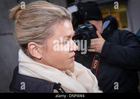 Grenoble, Frankreich. 3. Januar 2014. Corinna Schumacher, Frau des pensionierten deutschen Formel1 Rennfahrer Michael Schumacher, kommt am "Centre Hospitalier Universitaire" (CHU) Hospital in Grenoble, in der Nähe von den französischen Alpen, Frankreich, 3. Januar 2014. Ehemaliger Formel ein deutscher Rennfahrer Michael Schumacher ist immer noch in einem kritischen Zustand, nachdem er Notoperation unterzog sich nach seiner Zulassung im Koma mit einem Schädel Trauma nach einem Skiunfall in Meribel, laut Krankenhaus in Grenoble. Foto: DAVID EBENER/Dpa/Alamy Live News Stockfoto