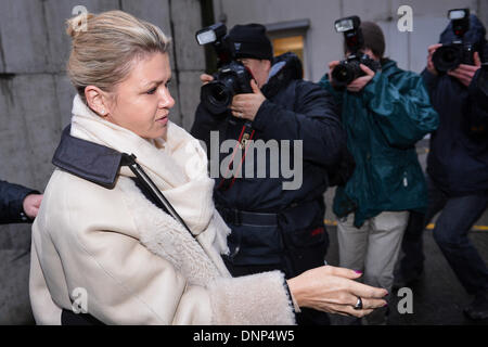 Grenoble, Frankreich. 3. Januar 2014. Corinna Schumacher, Frau des pensionierten deutschen Formel1 Rennfahrer Michael Schumacher, kommt am "Centre Hospitalier Universitaire" (CHU) Hospital in Grenoble, in der Nähe von den französischen Alpen, Frankreich, 3. Januar 2014. Ehemaliger Formel ein deutscher Rennfahrer Michael Schumacher ist immer noch in einem kritischen Zustand, nachdem er Notoperation unterzog sich nach seiner Zulassung im Koma mit einem Schädel Trauma nach einem Skiunfall in Meribel, laut Krankenhaus in Grenoble. Foto: DAVID EBENER/Dpa/Alamy Live News Stockfoto