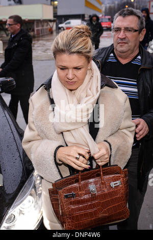 Grenoble, Frankreich. 3. Januar 2014. Corinna Schumacher, Frau des pensionierten deutschen Formel1 Rennfahrer Michael Schumacher, kommt am "Centre Hospitalier Universitaire" (CHU) Hospital in Grenoble, in der Nähe von den französischen Alpen, Frankreich, 3. Januar 2014. Ehemaliger Formel ein deutscher Rennfahrer Michael Schumacher ist immer noch in einem kritischen Zustand, nachdem er Notoperation unterzog sich nach seiner Zulassung im Koma mit einem Schädel Trauma nach einem Skiunfall in Meribel, laut Krankenhaus in Grenoble. Foto: DAVID EBENER/Dpa/Alamy Live News Stockfoto