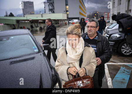 Grenoble, Frankreich. 3. Januar 2014. Corinna Schumacher, Frau des pensionierten deutschen Formel1 Rennfahrer Michael Schumacher, kommt am "Centre Hospitalier Universitaire" (CHU) Hospital in Grenoble, in der Nähe von den französischen Alpen, Frankreich, 3. Januar 2014. Ehemaliger Formel ein deutscher Rennfahrer Michael Schumacher ist immer noch in einem kritischen Zustand, nachdem er Notoperation unterzog sich nach seiner Zulassung im Koma mit einem Schädel Trauma nach einem Skiunfall in Meribel, laut Krankenhaus in Grenoble. Foto: DAVID EBENER/Dpa/Alamy Live News Stockfoto
