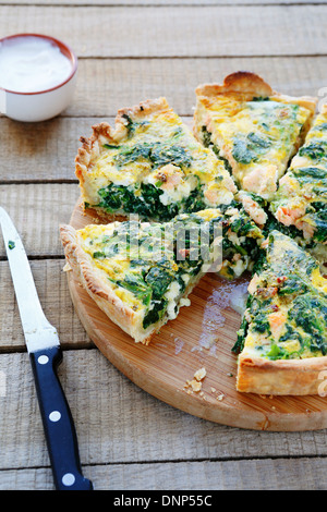 Quiche mit Lachs und Spinat, Essen Nahaufnahme Stockfoto