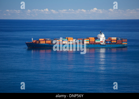 Containerschiff im Atlantischen Ozean vor der Insel Madeira Stockfoto