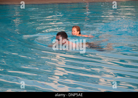 Zwei Schwimmer ein Vater und Tochter im Schwimmbad von Nairobi Serena Hotel Kenia Stockfoto