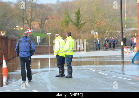 Bristol, UK. 3. Januar 2014. Hochwasser-Barrieren einrichten über Nacht einbehalten den Fluss, der seine Bank zu platzen. Häuser und das Baltische Wharf Freizeitzentrum wurden auf dem Cumberland rd in Bristol gespeichert. Es ist das erste Mal diese Barrieren dienten, und angeblich Eigenschaften vor Schäden durch das steigende Wasser gespeichert hat.  Robert Timoney/AlamyLiveNews. Stockfoto