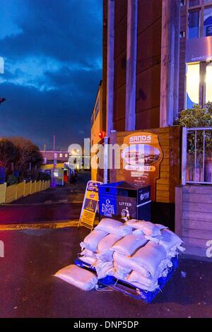 Southend-on-Sea, Essex, England, UK. 3. Januar 2014.  Sandsäcke bereit außerhalb Adventure Island Amusement Park vor dem Sturm. Southend-on-Sea, Essex, England. Bildnachweis: Graham Whitby Boot/Alamy Live News Stockfoto