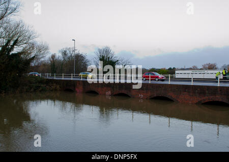 Iford, Christchurch, Dorset, UK. 3. Januar 2014. Bewohner aus der Iford Bridge Home Park Website evakuiert. Wasserstände steigend Stockfoto