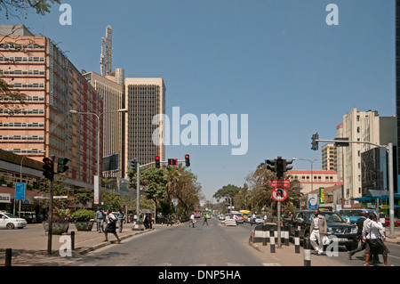 Ampeln und Fußgänger auf Kenyatta Avenue Nairobi Kenia mit Post Office Tower oben links Stockfoto