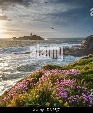 Godrevy Leuchtturm im Sturm genommen von der kornischen Küste in der Nähe bei Sonnenuntergang mit schönen Abend Sonnenlicht, Cornwall, UK Stockfoto