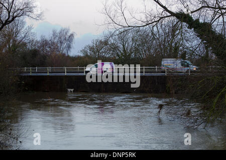 Iford, Christchurch, Dorset, UK. 3. Januar 2014. Bewohner aus der Iford Bridge Home Park Website evakuiert. Wasserstände steigend Stockfoto