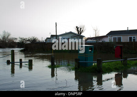 Iford, Christchurch, Dorset, UK. 3. Januar 2014. Bewohner aus der Iford Bridge Home Park Website evakuiert. Wasserstände steigend Stockfoto