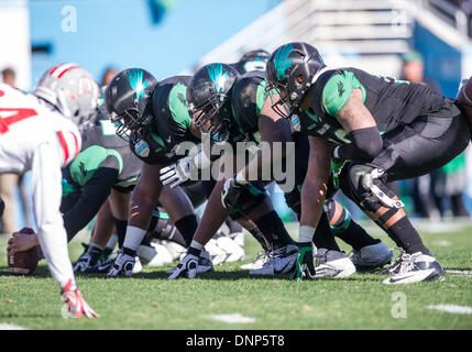 Dallas, Texas, USAJanuary 1. 2014:. North Texas offensive Linie während der 2014 Herz von Dallas Bowl Football-Spiel zwischen der Universität Las Vegas Nevada Rebellen und der North Texas bedeuten Green Eagles Cotton Bowl Stadium in Dallas, Texas. Bildnachweis: Cal Sport Media/Alamy Live-Nachrichten Stockfoto