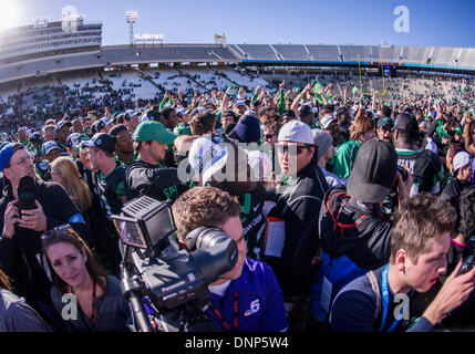 Dallas, Texas, USAJanuary 1. 2014:. North Texas Fans und Spieler feiern nach 2014 Herz von Dallas Bowl Football-Spiel zwischen der Universität Las Vegas Nevada Rebellen und der North Texas bedeuten Green Eagles Cotton Bowl Stadium in Dallas, Texas. Bildnachweis: Cal Sport Media/Alamy Live-Nachrichten Stockfoto