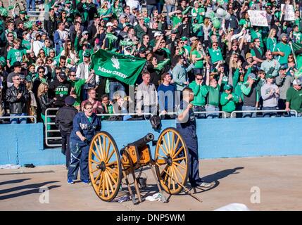 Dallas, Texas, USAJanuary 1. 2014:. North Texas feuert ihre Canon während 2014 Herz von Dallas Bowl Football-Spiel zwischen der Universität Las Vegas Nevada Rebellen und der North Texas bedeuten Green Eagles Cotton Bowl Stadium in Dallas, Texas. Bildnachweis: Cal Sport Media/Alamy Live-Nachrichten Stockfoto