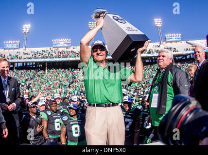 Dallas, Texas, USAJanuary 1. 2014:. North Texas bedeutet grün Cheftrainer hebt die Meisterschale nach 2014 Herz von Dallas Bowl Football-Spiel zwischen der Universität Las Vegas Nevada Rebellen und der North Texas bedeuten Green Eagles Cotton Bowl Stadium in Dallas, Texas. Bildnachweis: Cal Sport Media/Alamy Live-Nachrichten Stockfoto